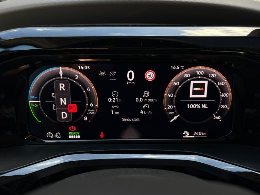Volkswagen Multivan eHybrid 4MOTION L2 | Bulli | Glazen Dak | Trekhaak | 4 Seizoenen banden | Vis-A-Vis | IQ-Light ActivLease financial lease