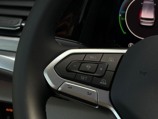 Volkswagen Multivan eHybrid 4MOTION L2 | Bulli | Glazen Dak | Trekhaak | 4 Seizoenen banden | Vis-A-Vis | IQ-Light ActivLease financial lease