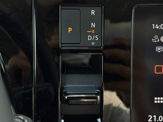 Volkswagen Multivan eHybrid 4MOTION L2 | Bulli | Glazen Dak | Trekhaak | 4 Seizoenen banden | Vis-A-Vis | IQ-Light ActivLease financial lease