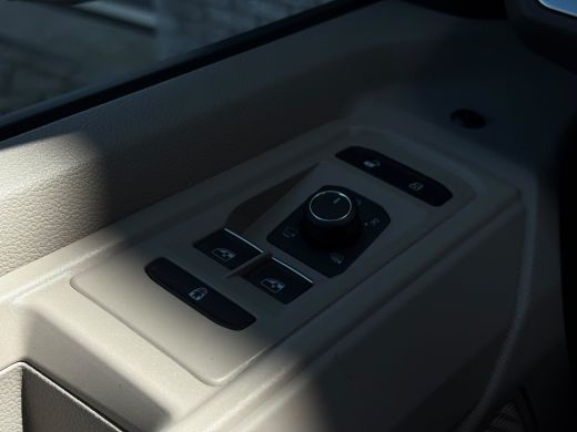 Volkswagen Multivan eHybrid 4MOTION L2 | Bulli | Glazen Dak | Trekhaak | 4 Seizoenen banden | Vis-A-Vis | IQ-Light ActivLease financial lease