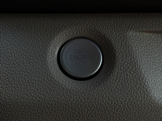 Volkswagen Multivan eHybrid 4MOTION L2 | Bulli | Glazen Dak | Trekhaak | 4 Seizoenen banden | Vis-A-Vis | IQ-Light ActivLease financial lease