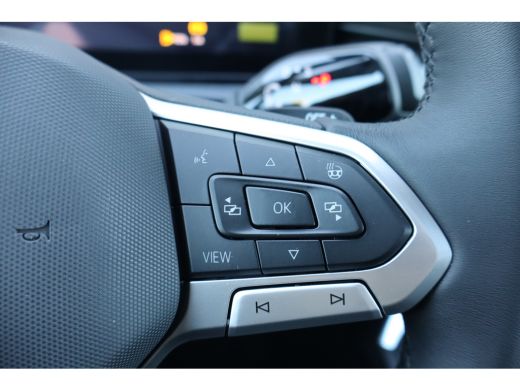 Volkswagen T-Roc Life First Edition | 'App-Connect' draadloze smartphone integratie | Automatische afstandsregelin... ActivLease financial lease
