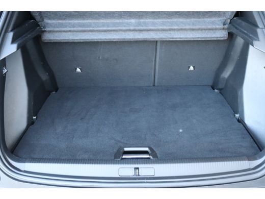 Peugeot e-2008 EV 136PK ALLURE PACK AUTOMAAT / NAVI / LEDER / CLIMA / LED / PDC / 17" LMV / CAMERA / KEYLESS / W... ActivLease financial lease