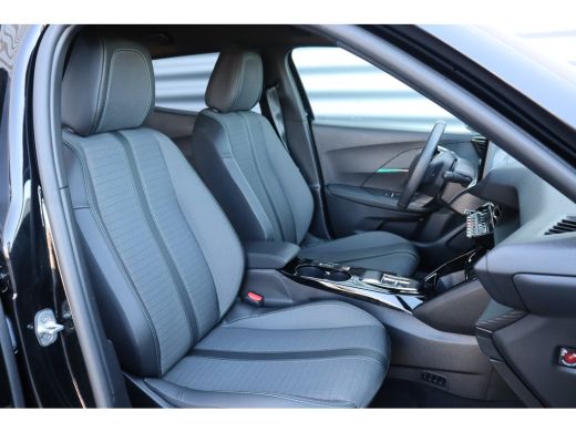Peugeot e-2008 EV 136PK ALLURE PACK AUTOMAAT / NAVI / LEDER / CLIMA / LED / PDC / 17" LMV / CAMERA / KEYLESS / W... ActivLease financial lease