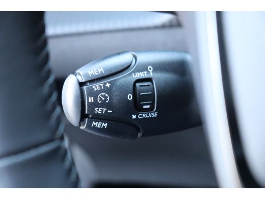 Peugeot e-2008 EV 136PK ALLURE PACK AUTOMAAT / NAVI / LEDER / CLIMA / LED / PDC / 17" LMV / CAMERA / KEYLESS / W... ActivLease financial lease