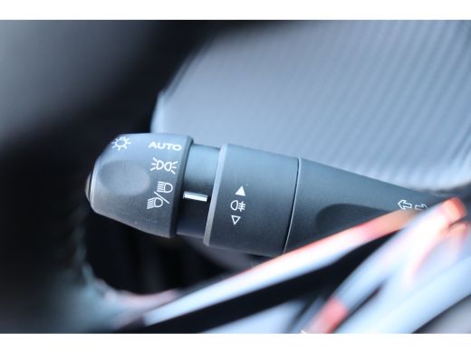 Peugeot e-2008 EV 136PK ALLURE PACK AUTOMAAT / NAVI / LEDER / CLIMA / LED / PDC / 17" LMV / CAMERA / KEYLESS / W... ActivLease financial lease
