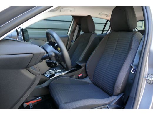 Peugeot e-208 EV 136PK 50KWH ACTIVE PACK AUTOMAAT / NAVI / CLIMA / 16"LMV / SOH 94% / PDC / LED / BLUETOOTH / C... ActivLease financial lease