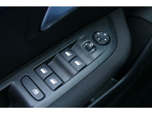 Peugeot e-208 EV 136PK 50KWH ACTIVE PACK AUTOMAAT / NAVI / CLIMA / 16"LMV / SOH 94% / PDC / LED / BLUETOOTH / C... ActivLease financial lease