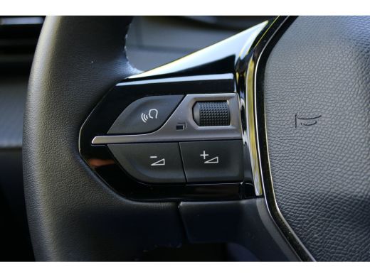Peugeot e-208 EV 136PK 50KWH ACTIVE PACK AUTOMAAT / NAVI / CLIMA / 16"LMV / SOH 94% / PDC / LED / BLUETOOTH / C... ActivLease financial lease