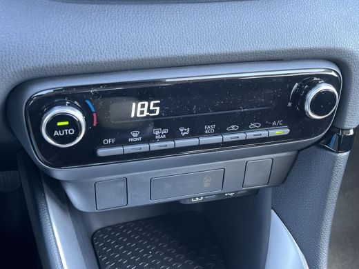 Toyota Yaris 1.5 Hybrid 115 Comfort | Night sky black metallic | Nieuw uit voorraad leverbaar | ActivLease financial lease