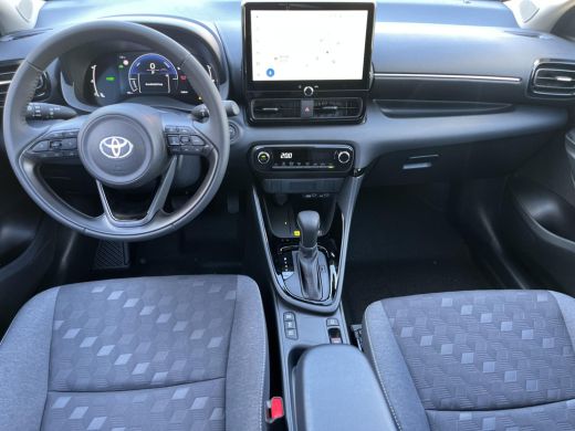 Toyota Yaris 1.5 Hybrid 115 Dynamic | Emotional red parelmoer | Nieuw uit voorraad leverbaar | ActivLease financial lease