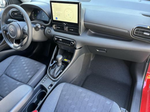 Toyota Yaris 1.5 Hybrid 115 Dynamic | Emotional red parelmoer | Nieuw uit voorraad leverbaar | ActivLease financial lease