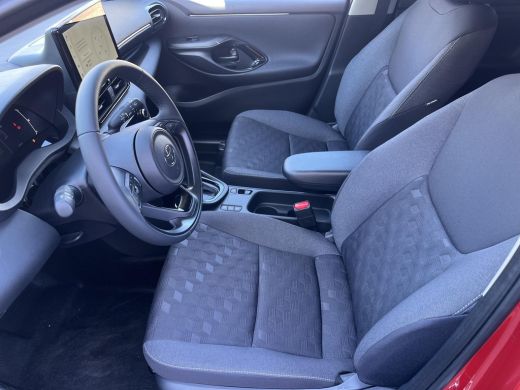 Toyota Yaris 1.5 Hybrid 115 Dynamic | Emotional red parelmoer | Nieuw uit voorraad leverbaar | ActivLease financial lease