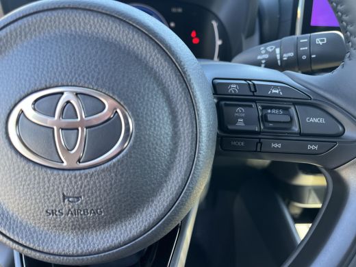 Toyota Yaris 1.5 Hybrid 115 Dynamic | Emotional red parelmoer | Nieuw uit voorraad leverbaar | ActivLease financial lease