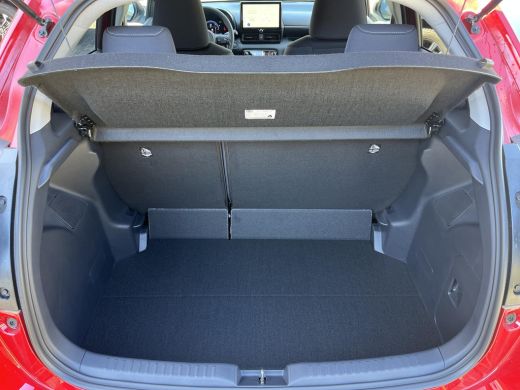Toyota Yaris 1.5 Hybrid 115 Dynamic | Emotional red parelmoer | Nieuw uit voorraad leverbaar | ActivLease financial lease