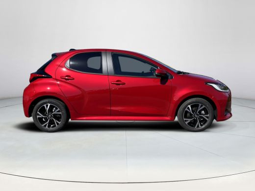 Toyota Yaris 1.5 Hybrid 115 Dynamic | Emotional red parelmoer | Nieuw uit voorraad leverbaar | ActivLease financial lease