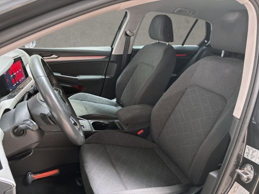 Volkswagen Golf 1.0 TSI Sportline Automaat (APPLE CARPLAY, GROOT NAVI, CAMERA, GETINT GLAS, SPORTSTOELEN, SFEERVE... ActivLease financial lease
