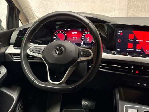 Volkswagen Golf 1.0 TSI Sportline Automaat (APPLE CARPLAY, GROOT NAVI, CAMERA, GETINT GLAS, SPORTSTOELEN, SFEERVE... ActivLease financial lease