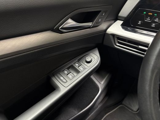 Volkswagen Golf 1.0 TSI Sportline Automaat (APPLE CARPLAY, GROOT NAVI, CAMERA, GETINT GLAS, SPORTSTOELEN, SFEERVE... ActivLease financial lease