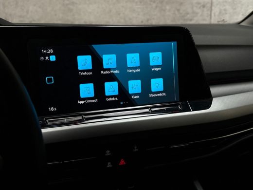 Volkswagen Golf 1.0 TSI Sportline Automaat (APPLE CARPLAY, GROOT NAVI, CAMERA, GETINT GLAS, SPORTSTOELEN, SFEERVE... ActivLease financial lease
