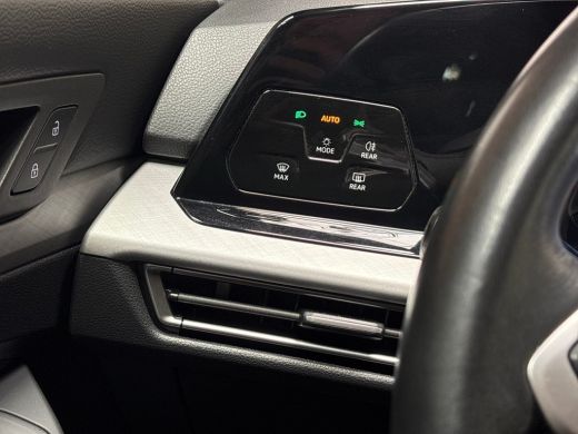 Volkswagen Golf 1.0 TSI Sportline Automaat (APPLE CARPLAY, GROOT NAVI, CAMERA, GETINT GLAS, SPORTSTOELEN, SFEERVE... ActivLease financial lease