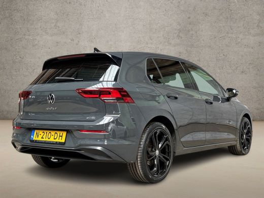 Volkswagen Golf 1.0 TSI Sportline Automaat (APPLE CARPLAY, GROOT NAVI, CAMERA, GETINT GLAS, SPORTSTOELEN, SFEERVE... ActivLease financial lease