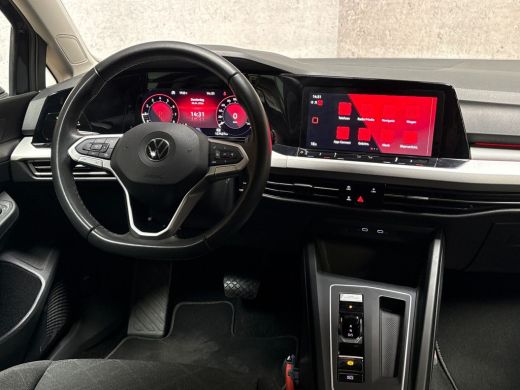 Volkswagen Golf 1.0 TSI Sportline Automaat (APPLE CARPLAY, GROOT NAVI, CAMERA, GETINT GLAS, SPORTSTOELEN, SFEERVE... ActivLease financial lease