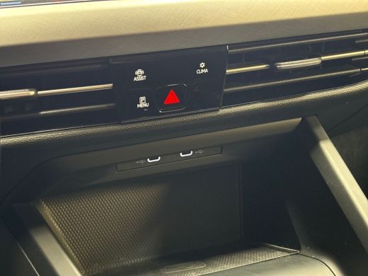 Volkswagen Golf 1.0 TSI Sportline Automaat (APPLE CARPLAY, GROOT NAVI, CAMERA, GETINT GLAS, SPORTSTOELEN, SFEERVE... ActivLease financial lease