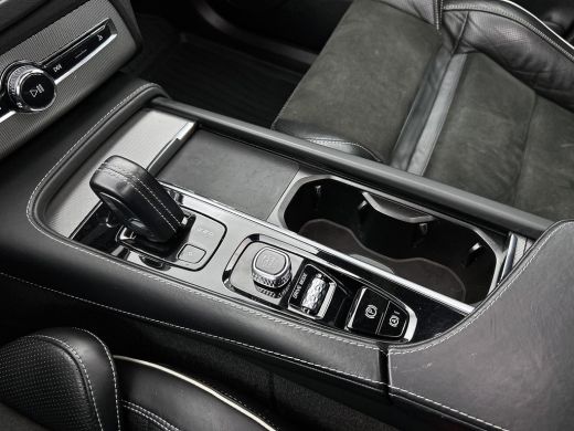 Volvo  XC90 2.0 T8 AWD R-Design Panoramadak / Trekhaak / Leder-sport / Pdc+Camera / Xenon / 7Pers. / Apk 11-2026 ActivLease financial lease