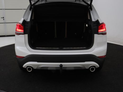 BMW X1 sDrive20i Business Edition Plus | Leder | Head-Up | Trekhaak | Stoelverwarming | Carplay | Sfeerv... ActivLease financial lease