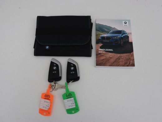 BMW X1 sDrive20i Business Edition Plus | Leder | Head-Up | Trekhaak | Stoelverwarming | Carplay | Sfeerv... ActivLease financial lease