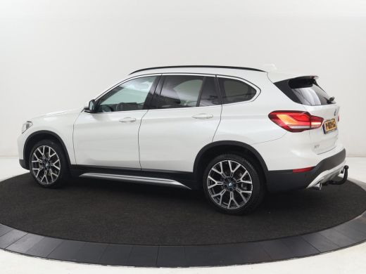 BMW X1 sDrive20i Business Edition Plus | Leder | Head-Up | Trekhaak | Stoelverwarming | Carplay | Sfeerv... ActivLease financial lease