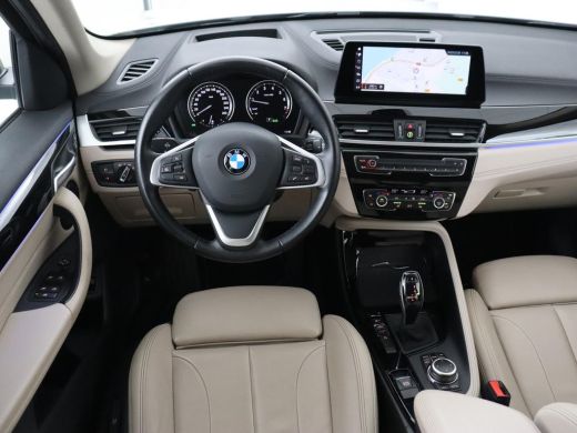 BMW X1 sDrive20i Business Edition Plus | Leder | Head-Up | Trekhaak | Stoelverwarming | Carplay | Sfeerv... ActivLease financial lease