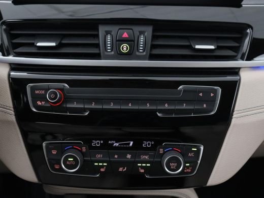 BMW X1 sDrive20i Business Edition Plus | Leder | Head-Up | Trekhaak | Stoelverwarming | Carplay | Sfeerv... ActivLease financial lease