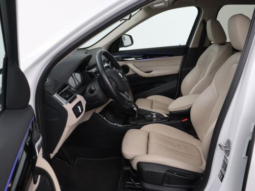 BMW X1 sDrive20i Business Edition Plus | Leder | Head-Up | Trekhaak | Stoelverwarming | Carplay | Sfeerv... ActivLease financial lease