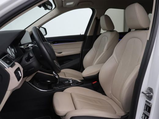 BMW X1 sDrive20i Business Edition Plus | Leder | Head-Up | Trekhaak | Stoelverwarming | Carplay | Sfeerv... ActivLease financial lease