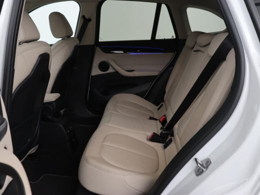 BMW X1 sDrive20i Business Edition Plus | Leder | Head-Up | Trekhaak | Stoelverwarming | Carplay | Sfeerv... ActivLease financial lease