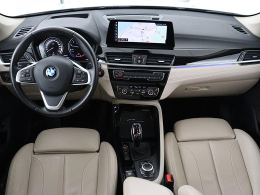 BMW X1 sDrive20i Business Edition Plus | Leder | Head-Up | Trekhaak | Stoelverwarming | Carplay | Sfeerv... ActivLease financial lease