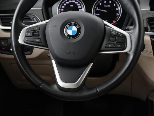 BMW X1 sDrive20i Business Edition Plus | Leder | Head-Up | Trekhaak | Stoelverwarming | Carplay | Sfeerv... ActivLease financial lease