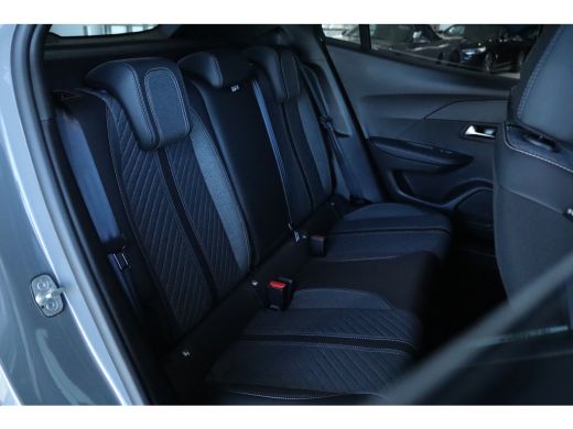 Peugeot 2008 1.2 Hybrid 145 Allure | Cruise Control | Sensoren | Navigatie | Carplay | Climate | LMV | LED | ActivLease financial lease