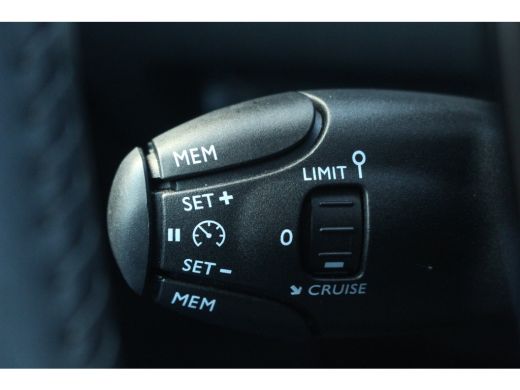 Peugeot 208 1.2 Hybrid 110 e-DCS6 Allure | Camera | Cruise | Carplay | Dodehoeksens. | DAB | Navi | Camera | ... ActivLease financial lease