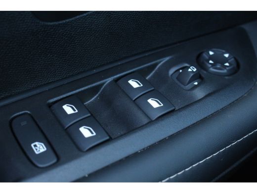 Peugeot 208 1.2 Hybrid 110 e-DCS6 Allure | Camera | Cruise | Carplay | Dodehoeksens. | DAB | Navi | Camera | ... ActivLease financial lease