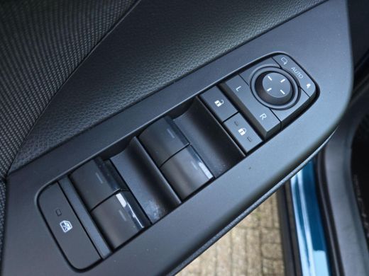 Toyota C-HR 1.8 Hybrid 140 Dynamic | Apple CarPlay | Blindspot | Rijklaar incl. garantie | ActivLease financial lease