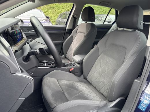 Volkswagen Golf eHybrid 204PK DSG STYLE CAMERA/CARPLAY/STUURVERW. ActivLease financial lease