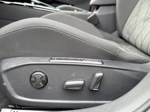 Volkswagen Golf eHybrid 204PK DSG STYLE CAMERA/CARPLAY/STUURVERW. ActivLease financial lease