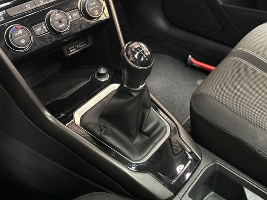 Volkswagen T-Roc 1.0 TSI Sport (PANORAMADAK, VIRTUAL COCKPIT, APPLE CARPLAY, GROOT NAVI, LED KOPLAMPEN, SPORTSTOEL... ActivLease financial lease