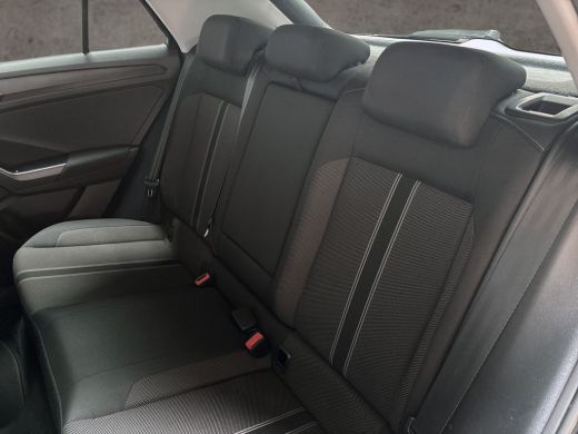 Volkswagen T-Roc 1.0 TSI Sport (PANORAMADAK, VIRTUAL COCKPIT, APPLE CARPLAY, GROOT NAVI, LED KOPLAMPEN, SPORTSTOEL... ActivLease financial lease