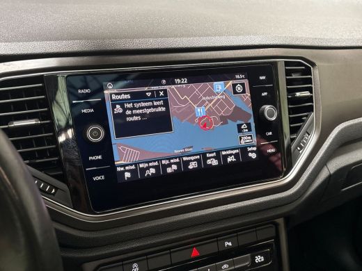 Volkswagen T-Roc 1.0 TSI Sport (PANORAMADAK, VIRTUAL COCKPIT, APPLE CARPLAY, GROOT NAVI, LED KOPLAMPEN, SPORTSTOEL... ActivLease financial lease
