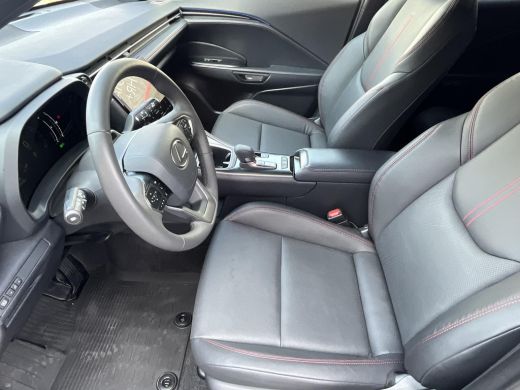 Lexus LBX Elegant 2WD | Carplay | Stoel- + stuurverwarming | (kunst) lederen bekleding | Dode hoek detectie | ActivLease financial lease