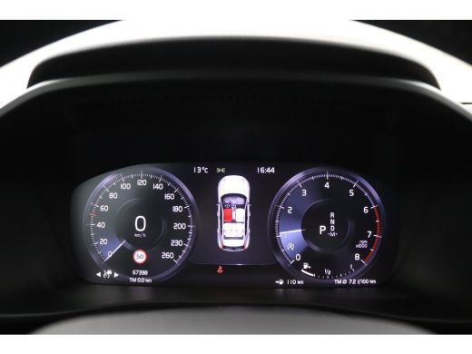 Volvo  XC40 T2 Business Pro | Panoramadak | BLIS | Camera | Trekhaak | Adaptieve Cruise | Stoelverwarming / S... ActivLease financial lease